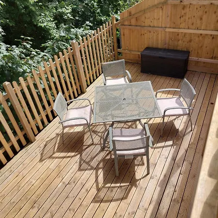 Two Bedroom - Country Lane -10 Min Walk To